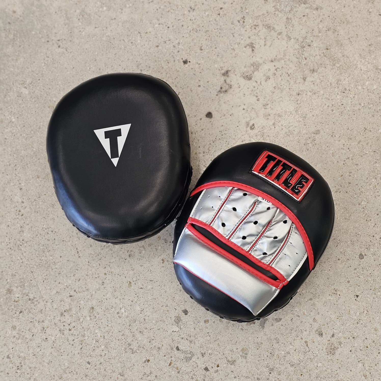 TITLE FOCUS MITTS VALIANT BLACK/SILVER - Image 2