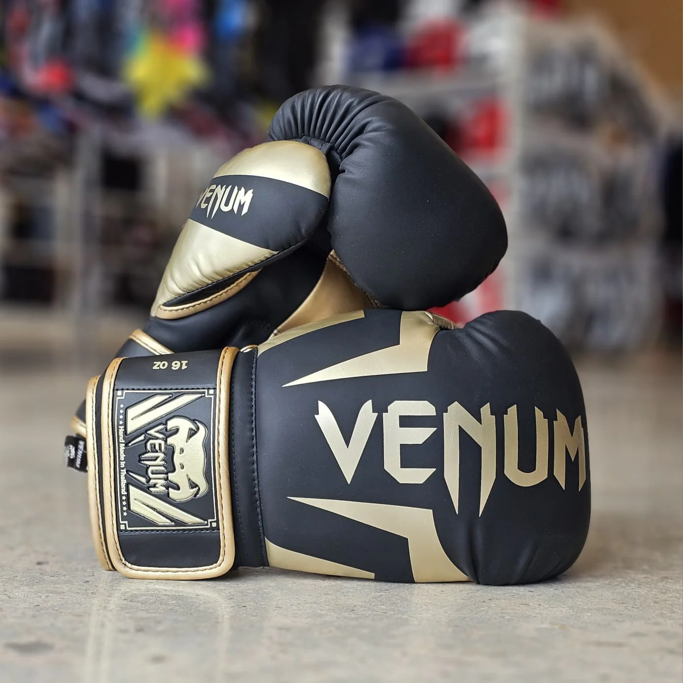 VENUM GLOVES ELITE BOXING BLACK/GOLD - Image 2
