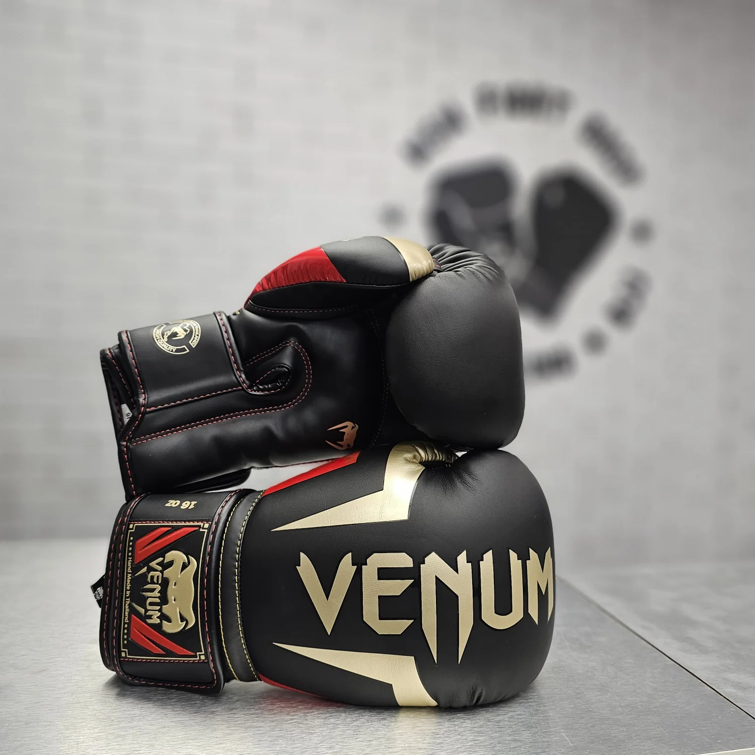 VENUM GLOVES ELITE BOXING H&L BLACK/GOLD/RED - Image 2
