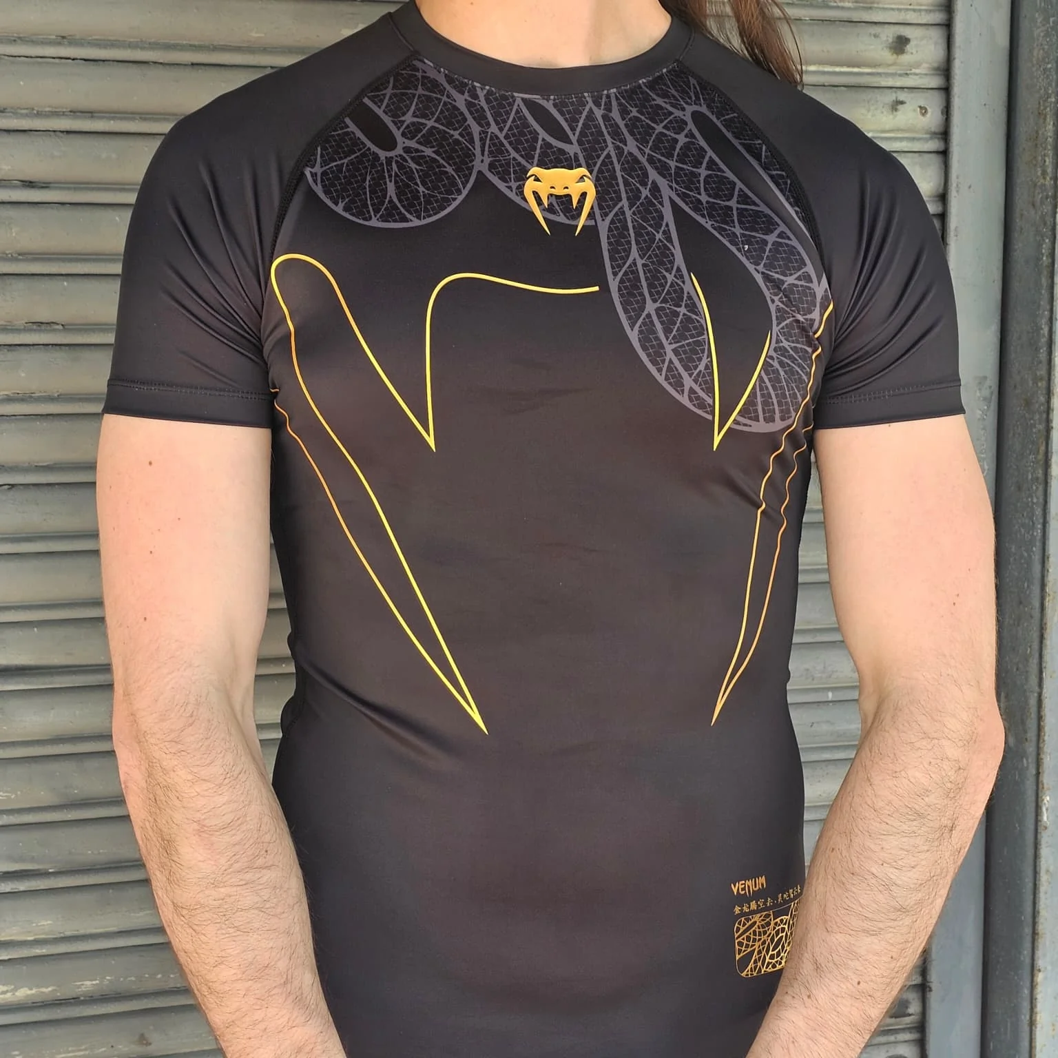 VENUM RASHGUARD S/S SERPENTI BLACK/GOLD - Image 2