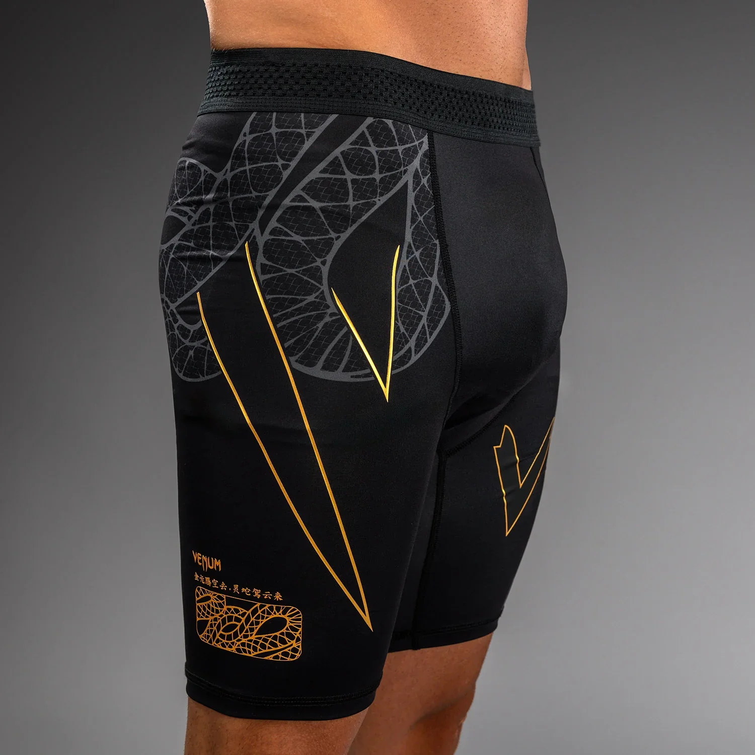 VENUM VALE TUDO SHORTS SERPENTI BLACK/GOLD - Image 4